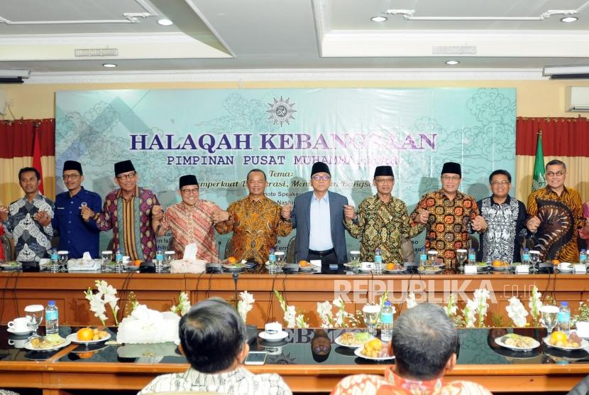 Ketua PP Muhammadiyah Haedar Nashir (keempat kanan) bersama sejumlah petinggi partai politik foto bersama pada acara Halaqah Kebangsaan di Kantor PP Muhammadiyah, Menteng, Jakarta, Kamis (12/4).