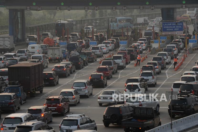     A number of cars entered Cikarang Utama toll gate, West Java, on Saturday (June 9).