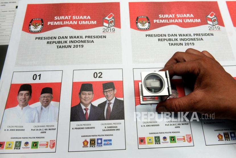 Cetak Perdana Surat Suara Pemilu. Petugas memeriksa surat suara pemilihan Presiden Pemilu 2019 di Jakarta, Ahad (20/1/2019).