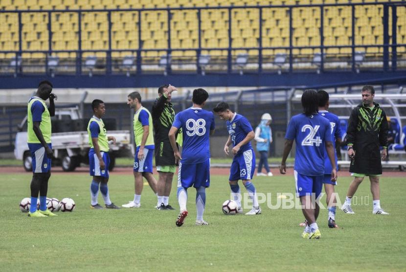 Para pemain Persib mengikuti latihan jelang laga Piala Presiden 2019, di Stadion Si Jalak Harupat, Kabupaten Bandung, Jumat (1/3).