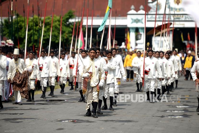 Grebeg Syawal. Prajurit Keraton Ngayogyakarta Hadiningrat mengikuti prosesi Grebeg Syawal di Alun-alun Keraton Ngayogyakarta, Yogyakarta.