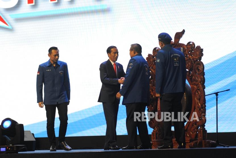  Ketua Kogasma Partai Demokrat, Agus Harimurti Yudhoyono, Presiden RI Joko Widodo, Ketua Umum Partai Demokrat Susilo Bambang yudhoyono, Sekjen Partai Demokrat, Hinca Panjaitan (kiri ke kanan)   usai melakukan pemukulan gong dalam   pembukaan  Rapimnas Partai Demokrat di Sentul Internasional Convention Center (SICC), Bogor, Jawa Barat, Sabtu (10/3).