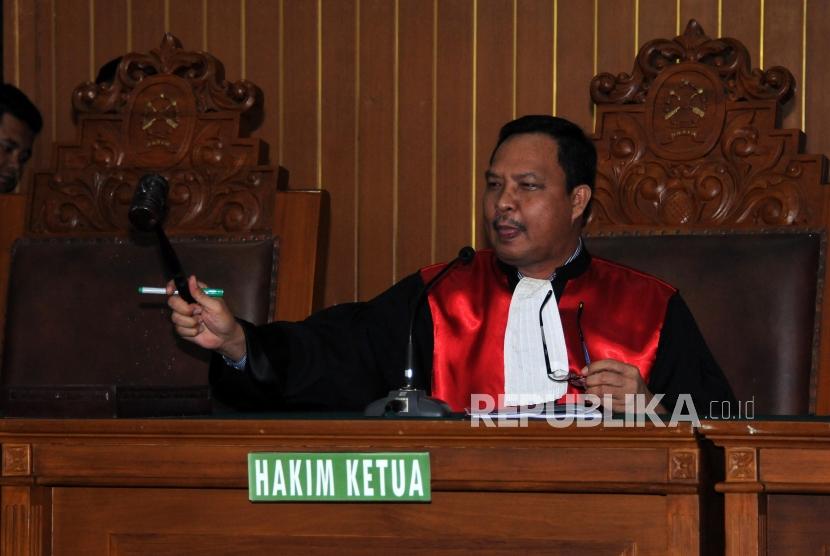 Hakim Tunggal Kusno saat memimpin sidang pututsan praperadilan Ketua DPR nonaktif Setya Novanto terhadap Komisi Pemberantasan Korupsi (KPK) di Pengadilan Negeri Jakarta Selatan, Kamis (14/12).