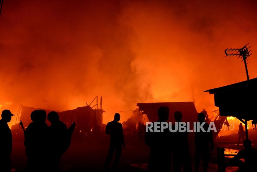 [Ilustrasi] Warga menyaksikan kapal yang terbakar di Pelabuhan Muara Baru, Jakarta, Sabtu (23/2).