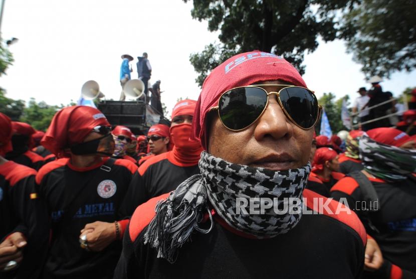 Demo. Soerang Buruh dalam aksi demo di depan Balaikota DKI Jakarta, Jumat(10/11). Aksi unjuk rasa ini bertujuan menolak upah murah dan meminta Gubernur DKI Jakarta Anies Baswedan untuk merevisi UMP DKI Jakarta.