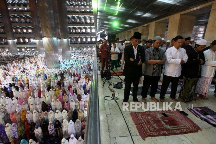 Umat muslim melaksanakan salat Idul Adha 10 Dzulhijjah 1439 Hijriah secara berjamaah di masjid Istiqlal, Jakarta, Rabu (22/8).