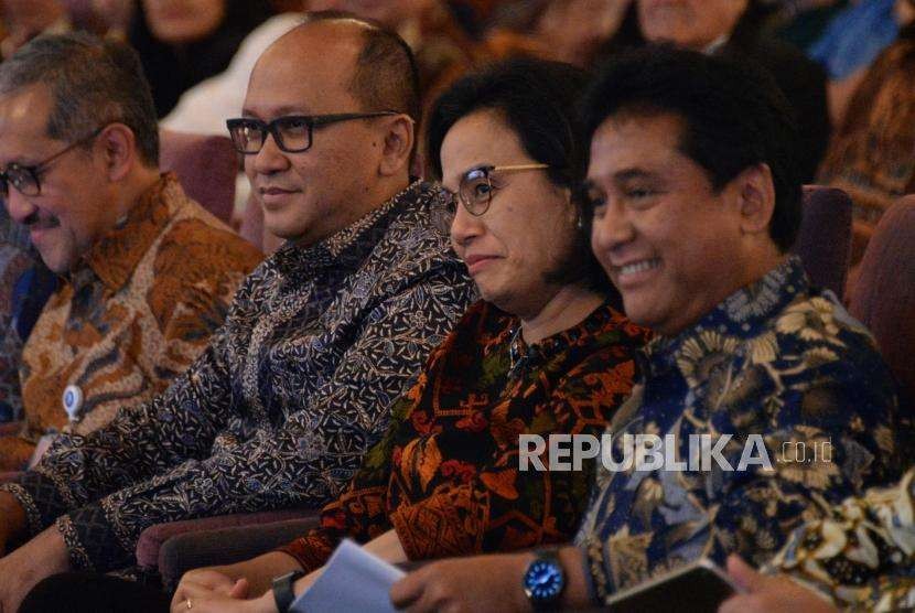 Menteri Keuangan Sri Mulyani (tengan) bersama Ketua Umum Asosiasi Pengusaha Indonesia (APINDO) Hariyadi Sukamdani (kanan) dan Ketua Umum Kamar Dagang Indoensia (KADIN) Rosan P.Roeslni (kiri) hadir dalam seminar nasional di Jakarta, Jumat (14/9).