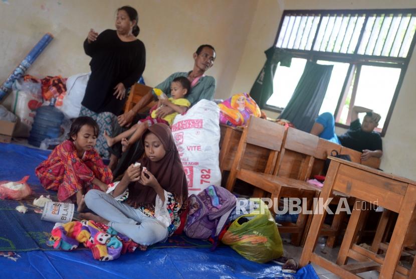Sejumlah warga terdampak tsunami beraktivitas di posko pengungsian, SMAN 1 Rajabasa, Desa Kunjir, Lampung Selatan, Selasa (25/12).