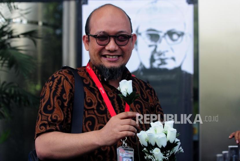 Penyidik Senior KPK Novel Baswedan usai memberikan sambutan di Gedung KPK, Jakarta, Jumat (27/7).