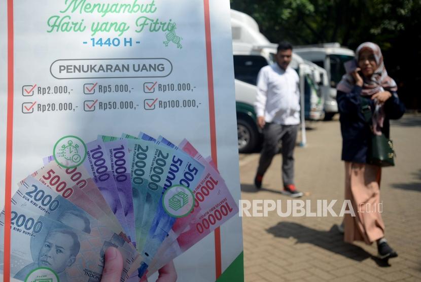 Warga melakukan penukaran uang pecahan kecil di Lapangan IRTI Monas, Jakarta, Senin (13/5).