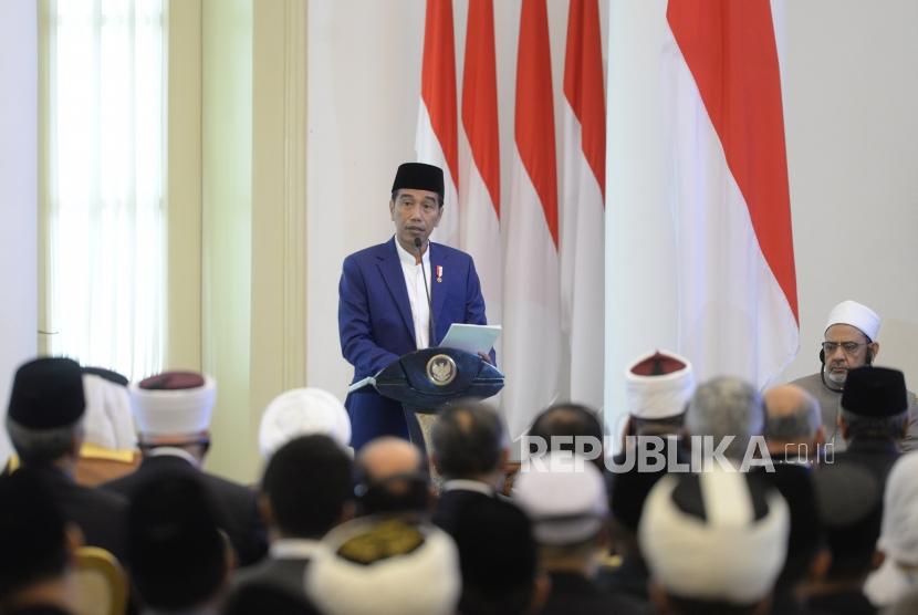 President Joko Widodo delivers his speech in the opening of the High-level Consultation of Muslim Ulema and Scholars on Moderate Islam at Bogor Palace, West Java, on Tuesday (May 1). 