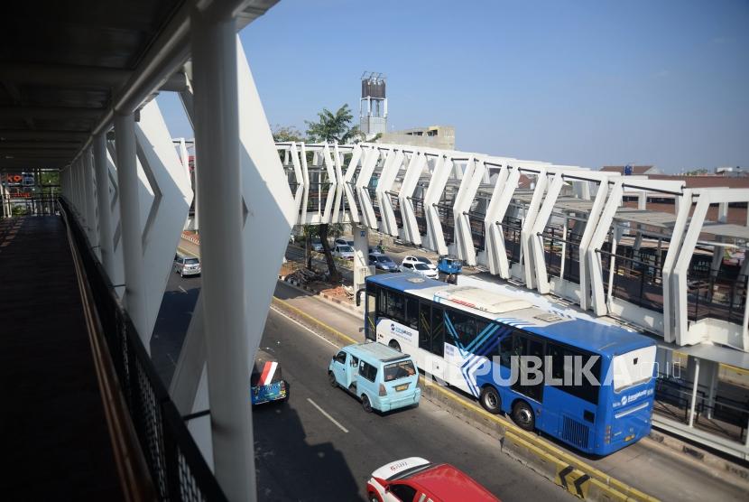 Suasana skybridge penghubung Stasiun LRT Jakarta Veldrome-Halte Transjakarta Pemuda di kawasan Rawamangun, Jakarta, Jumat (26/7).