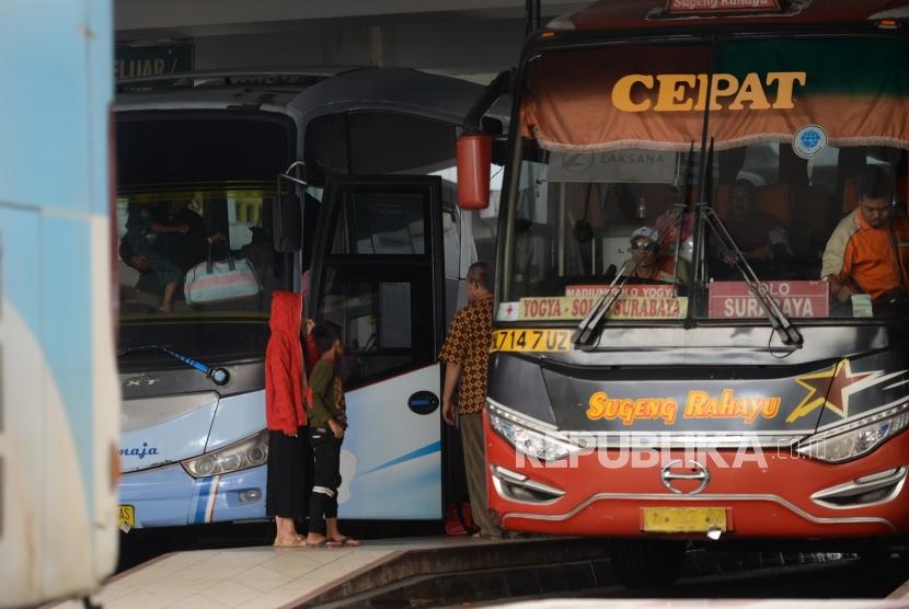 Mudik di Terminal Bus Giwangan Sepi. Bus antar kota menurunkan penumpang di Terminal Bus Giwangan, Yogyakarta, Ahad (2/6/2019).