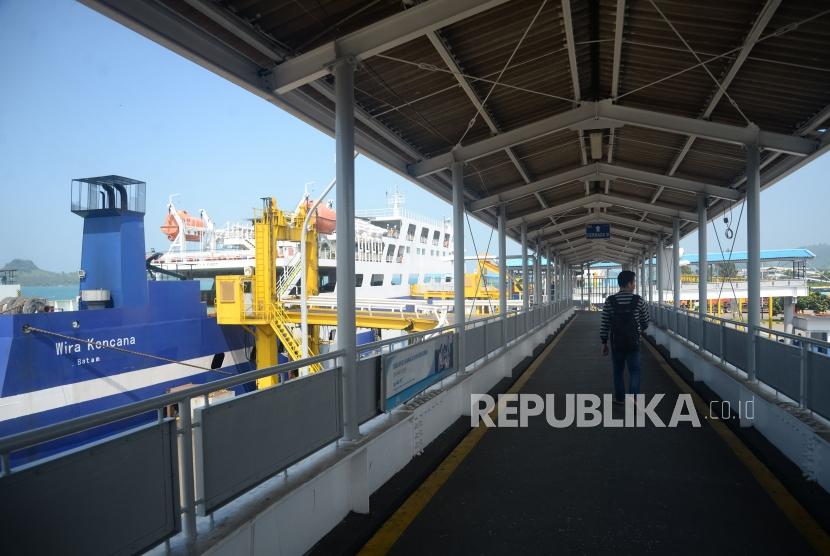 Penumpang berjalan menuju kapal ferry di Pelabuhan Bakauheni, Lampung, Kamis (31/5).