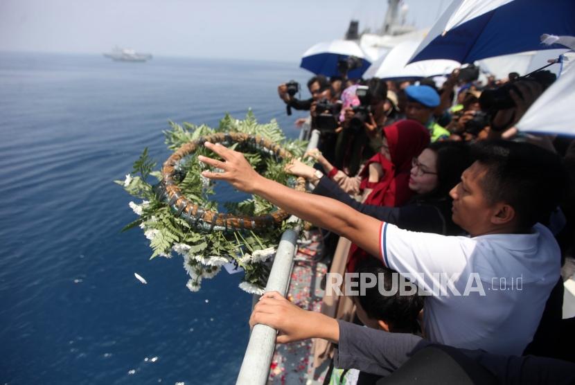 Warga korban pesawat Lion Air JT-610 yang jatuh menaburkan bunga sekaligus doa bersama di KRI Banjarmasin 592 di Perairan Karawang, Jawa Barat, Selasa (6/11).