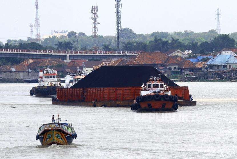 Kapal tunda menarik tongkang batubara di Sungai Musi, Palembang