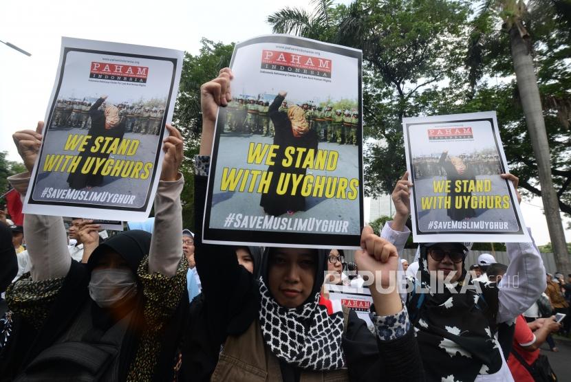Massa berbagai ormas Islam menggelar aksi solidaritas selamatkan muslim Uighur di depan Kedutaan Besar  Republik Rakyat China di  Jakarta, Jumat (21/12).