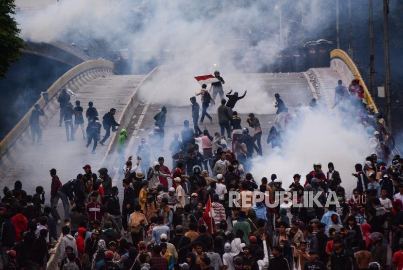 Massa aksi pelajar STM saat terlibat bentrok dengan polisi ketika melakukan aksi unjuk rasa tolak UU KPK hasil revisi dan RKUHP di Jalan Layang Slipi, Petamburan Jakarta, Rabu (25/9/2019).