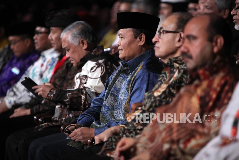 Utusan Khusus Presiden untuk Dialog dan Kerjasama Antar Agama dan Peradaban Din Syamsuddin (dari kiri ke kanan), Wakil Ketua MPR  RI Hidayat Nur Wahid, Seorang Cendikiawan Muslim dalam Ilmu-ilmu Al-quran Quraish Shihab, Duta Besar Kerajaan Yordania Alhasyimiah untuk Indonesia, Walid Abdel Rahman Jaffal Al-Hadi bersama para pemuka agama menghadiri acara World Interfaith Harmony Week 2018 yang bertajuk ‘Rukun dan Bersatu, Kita Satu, di Jakarta Convention Center (JCC), Jakarta, Ahad (11/2).