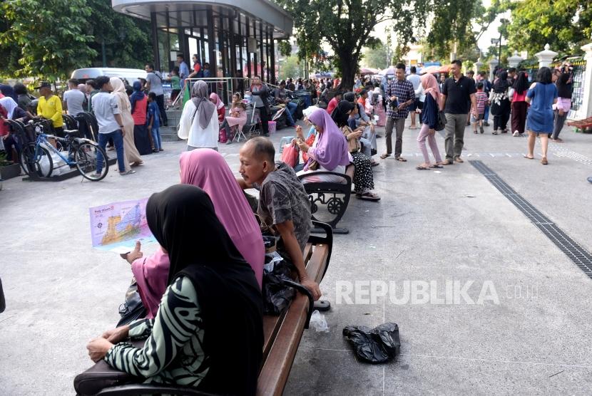 Malioboro Mulai Dipadati Pelancong. Pengunjung memadati pedestrian di Malioboro, Yogyakarta,  Kamis (6/6/2019).