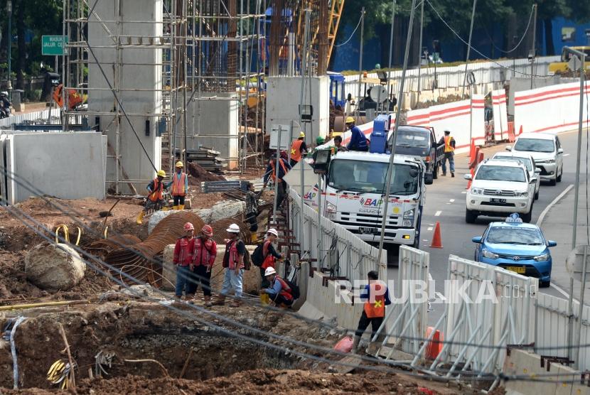 Penyelesaian Pembiayaan LRT. Proyek pengerjaan pembangunan LRT di kawasan Kuningan, Jakarta, Senin (18/12).