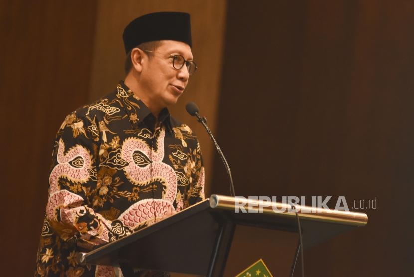 Menteri Agama Lukman Hakim Saifuddin memberikan sambutan pada acara Pembukaan Ijtimak Ulama Al-Quran Tingkat Nasional di Hotel El Royale, Kota Bandung, Senin (8/7) malam. 