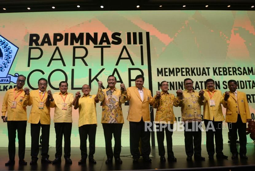 Ketua Umum Partai Golkar Airlangga Hartarto (kelima kanan) bergandengan tangan bersama Menko bidang Kemaritiman Luhut Binsar Panjaitan (kelima kiri), Ketua Dewan Pembina Aburizal Bakrie (keempat kiri), Ketua Harian Nurdin Halid (ketiga kiri), Ketua Dewan Pakar Agung Laksono (ketiga kanan), Wakil Ketua Dewan Kehormatan Akbar Tanjung (keempat kanan) dan Sekjen Golkar Idrus Marham (kanan) saat pembukaan Rapimnas Partai Golkar di Jakarta Convention Center, Senin (18/12).