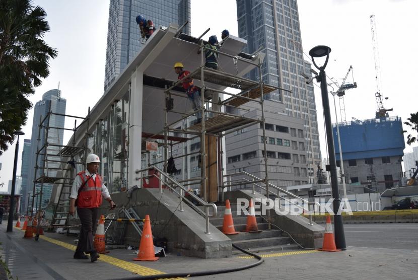 Pekerja menyelesaikan pembangunan pintu masuk stasiun  Mass Rapid Transit (MRT) di Kawasan Jln MH Thamrin Jakarta, Jumat (2/11).