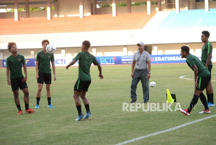 Latihan Timnas Sepak Bola U19. Pelatih Timnas Sepak Bola U19 Fachri Husaini memimpin latihan di Stadion Mandala Krida, Yogyakarta, Selasa (10/9/2019).