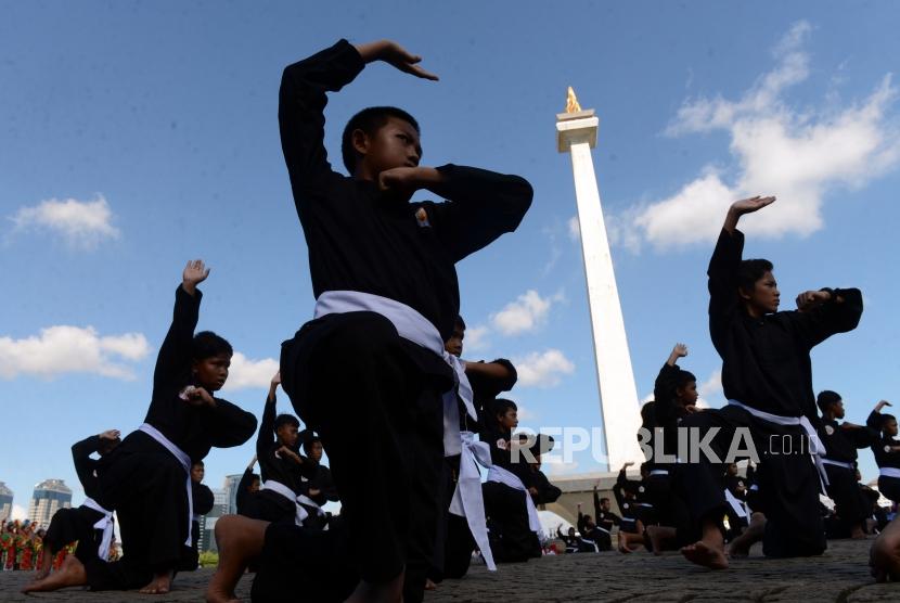 Sejumlah pelajar saat menampilkan pencak silat usai upacara peringatan Hari Pendidikan Nasional di kawasan Monumen Nasional (Monas), Jakarta, Kamis (2/5).