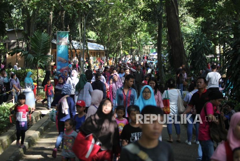 Pengunjung memadati Taman Margasatwa Ragunan di Jakarta, Senin (25/12).