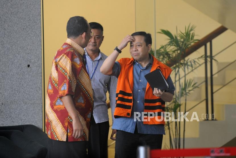 Terdakwa kasus korupsi KTP Elektronik Setya Novanto (kanan) berbincang  bersama penasehat hukum Setya Novanto, Firman Wijaya (kiri)  usai mengikuti pemeriksaan  di Gedung Komisi Pemberantasan Korupsi (KPK), Jakarta, Selasa (27/3).