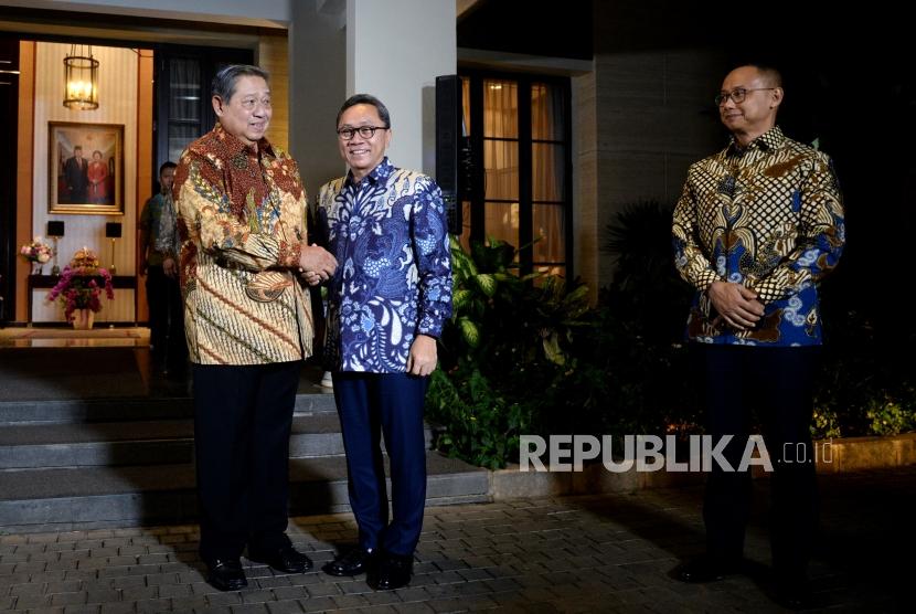 SBY Temui Zulkifli Hasan. Ketua Umum Partai Demokrat Susilo Bambang Yudhoyono (tengah) berjabat dengan Ketua Umum PAN Zulkifli Hasan di kediaman, Jakarta, Rabu (25/7) malam.