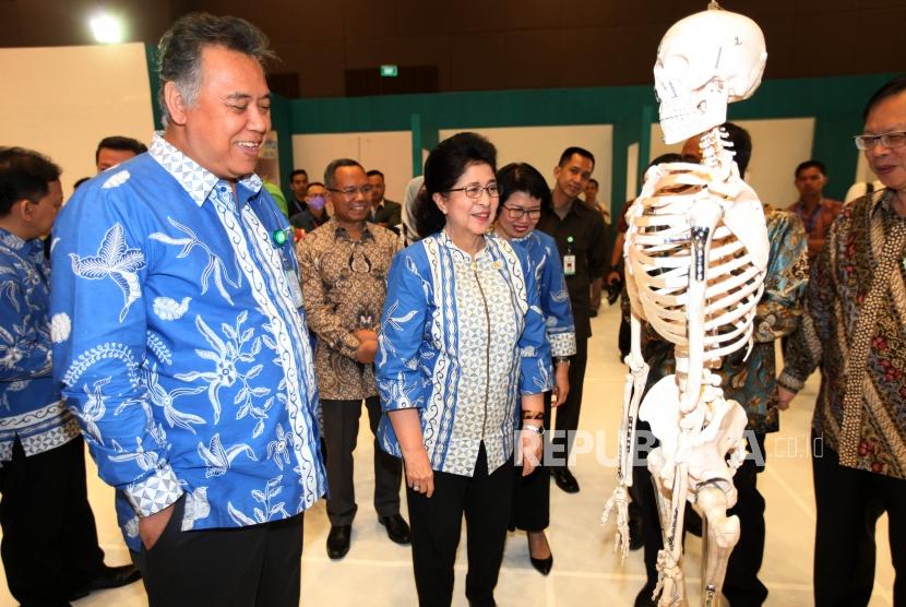 Menteri Kesehatan Nila F Moeloek (kanan) bersama Sekjen Kemenkes Untung Suseno Sutarjo (kiri) meninjau alat kesehatan saat pembukaan acara Pameran Pembangunan Kesehatan dan Teknologi Alat Kesehatan Dalam Negeri 2017 di JIEXPO Kemayoran, Jakarta, Kamis (9/10).