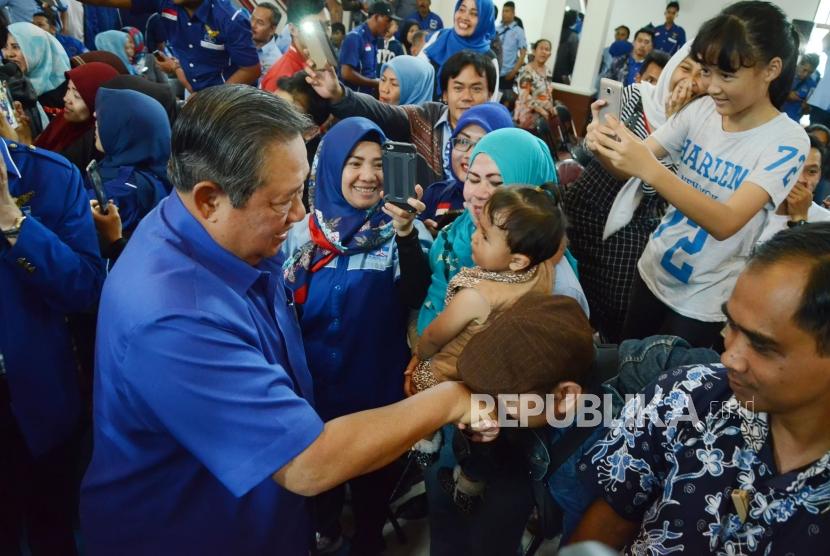 Ketua Umum Partai Demokrat Susilo Bambang Yudhoyono (SBY) bersalaman dengan masyarakat dan para kader Partai Demokrat, di Gedung Setia Graha, Kota Bandung, Jumat (23/3).