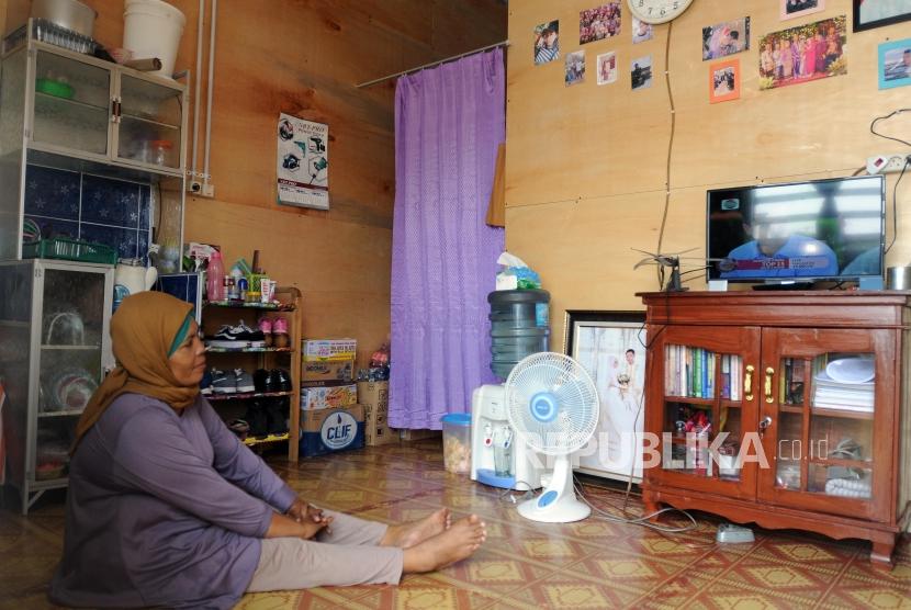 Aceh Jadi Acuan Migrasi Siaran Televisi Analog ke Digital. Warga menonton televisi di Sheter Kampung Akuarium, Penjaringan, Jakarta Utara, Jumat, (6/4).