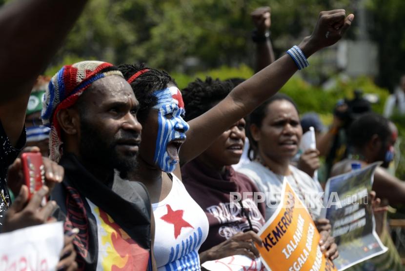 Sejumlah massa yang tergabung dalam Mahasiswa Papua Anti Rasisme, Kapitalisme, Kolonialisme dan Militerisme menggelar unjuk rasa di Jalan Merdeka Utara, Jakarta, Kamis (22/8).