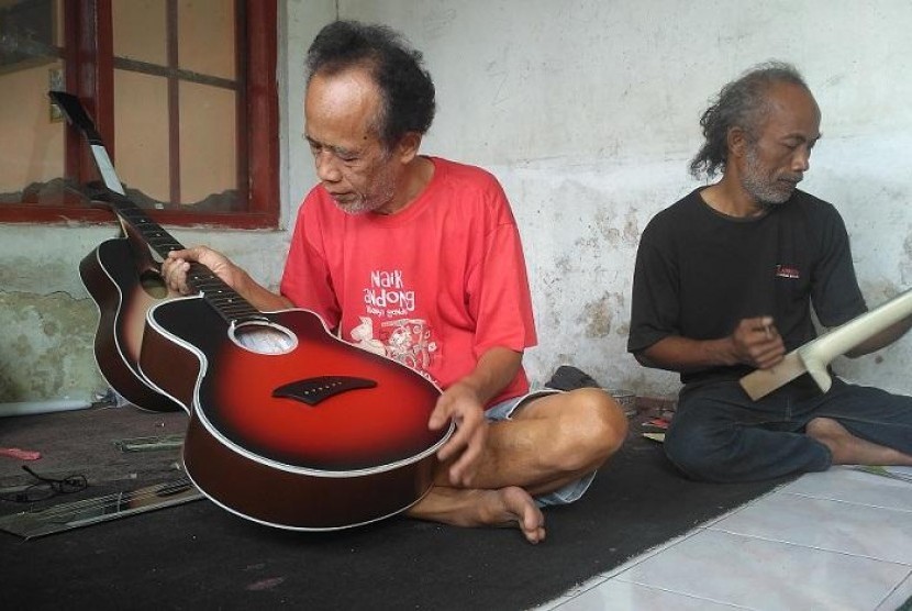   Meskipun menderita penyakit stroke, Wawan (59 tahun) dan Triyana (39 tahun), warga Cikaleker, Desa Rancapaku, Kecamatan Padakembang, Kabupaten Tasikmalaya, tetap berupaya untuk berdaya dengan membuat gitar.