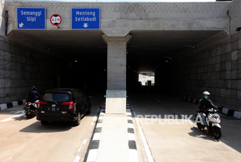 Sejumlah kendaraan melintas di Lintas Bawah (Underpass) Mampang Kuningan saat uji coba di Jakarta, Rabu (11/4).