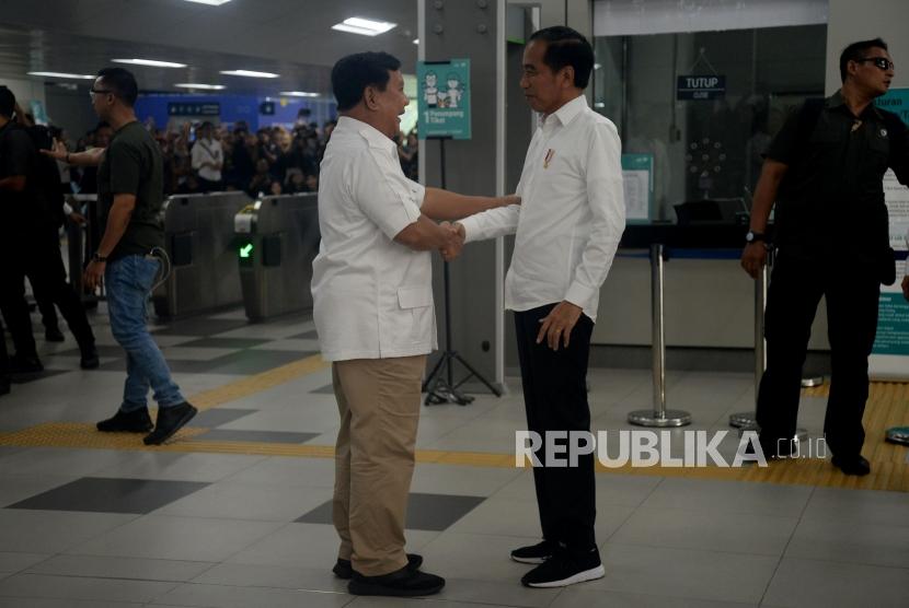 Presiden Joko Widodo dan Ketua Umum Partai Gerindra Prabowo Subianto berjabat tangan saat tiba di Stasiun MRT Lebak Bulus, Jakarta, Sabtu (13/7).