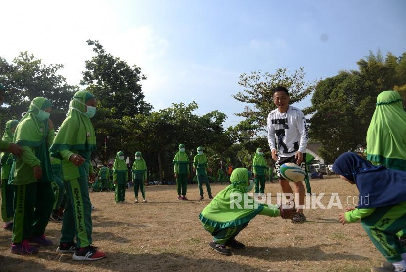 Pengenalan Olahraga Rugby. Siswa SDIT Salsabila Klaseman mengikuti penganalan olahraga Rugby bersama tim Rugby DIY di lapangan Ganjuran, Sleman,  Yogyakarta, Selasa (13/8/2019).