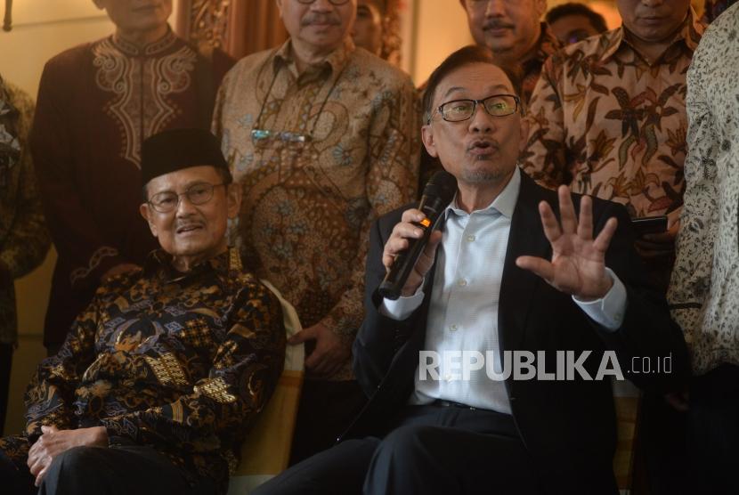 Presiden ketiga RI BJ Habibie bersama dengan mantan Wakil Perdana Menteri Malaysia Anwar Ibrahim memberikan keterangan seusai melakukan pertemuan di Jakarta, Ahad (20/5).