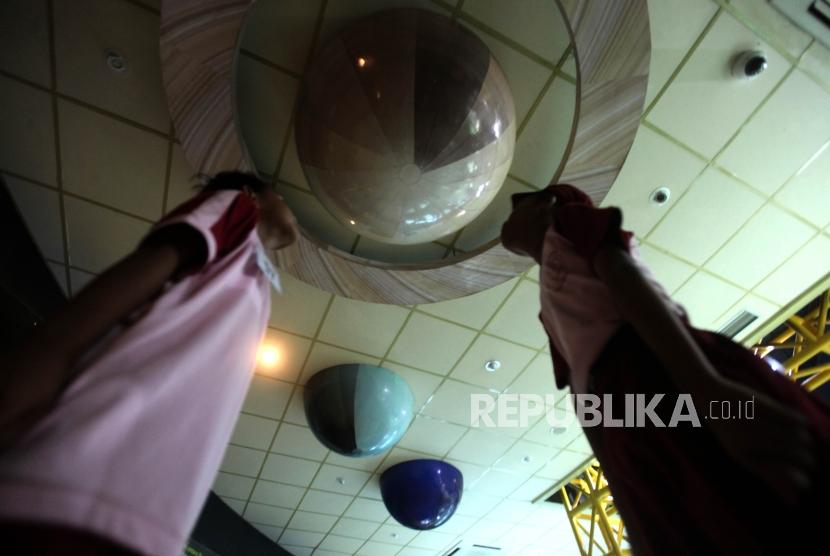 Sejumlah siswa Sekolah Dasar Peninggalan 04 Ciledug Tangerang (SD) mengamati tata surya saat berkunjung ke Planetarium Jakarta.