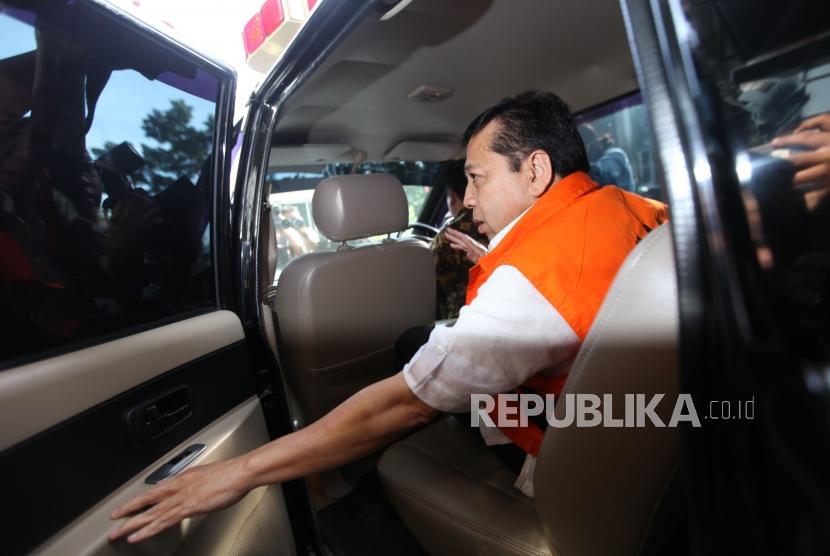 Tersangka kasus korupsi KTP Elektronik Setya Novanto didalam mobil seusai menjalani pemeriksaan di gedung KPK, Jakarta, Jumat (24/11).