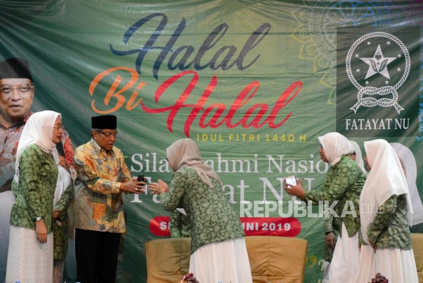 Ketua Umum PBNU KH Said Aqil Sirodj (kedua kiri) bersama Ketua Umum Fatayat NU Anggia Ermarini (kiri) saat menghadiri acara Halal Bi Halal dan Silaturahim Nasional Fatayat NU di Masjid Agung Sunda Kelapa, Jakarta, Selasa (25/6).