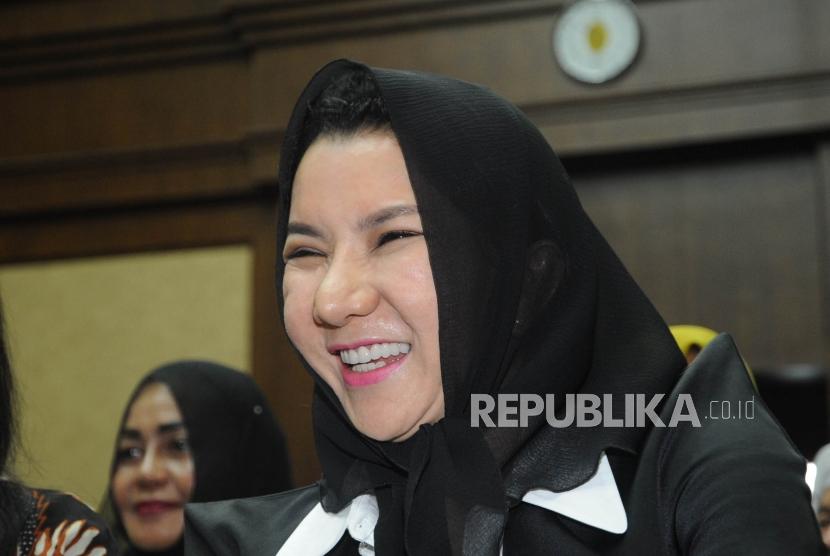 Rita Widyasari  tertawa saat dimintai keterangan oeleh wartawan sebelum persidangan di Tipikor, Jakarta, Rabu (21/2).