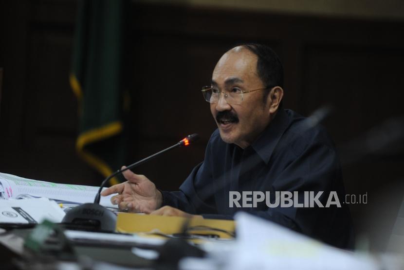 Terdakwa dugaan merintangi penyidikan korupsi e-KTP, Fredrich Yunadi memberikan pertanyaan terhadap saksi saat sidang lanjutan di Pengadilan Tipikor, Jakarta, Kamis (26/4).