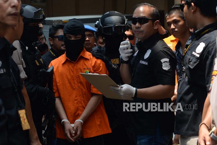 Tim Gabungan  Polda Metro Jaya dan Polres Metro Bekasi  melakukan  rekonstruksi kasus pembunuhan satu keluarga  atas tersangka Haris Simamora di Bekasi, Jawa Barat, Rabu (21/11).
