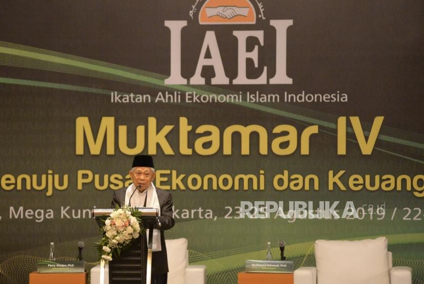 Wakil Presiden terpilih yang juga Ketua Dewan Pertimbangan DPP Ikatan Ahli Ekonomi Islam Indonesia (IAEI) KH Ma'ruf Amin memberikan Keynote Speech dalam rangkaian acara Muktamar IV IAEI di Jakarta, Jumat (23/8).