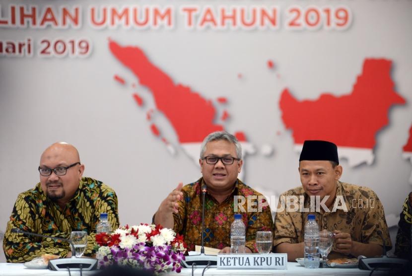 Ketua KPU Arief Budiman menyampaikan sambutan saat validasi dan persetujuan surat suara pemilihan Presiden dan Wakil Presiden Pemilu 2019 di Kantor KPU, Jakarta, Jumat (4/1).